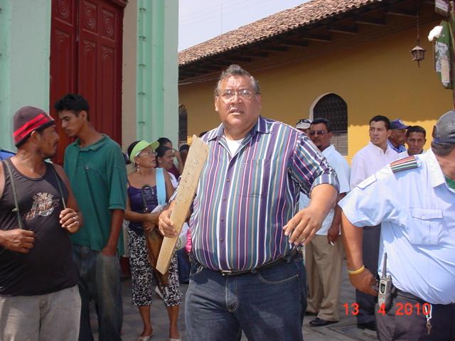 Domingo Salazar con una palo erizado de clavos